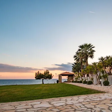 Sea-front Estate Navarino Baths * Vromonérion