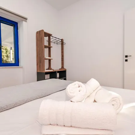 Sea-front Estate Navarino Baths * Vromonérion