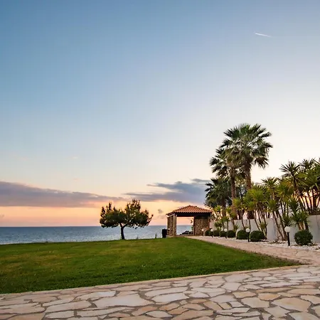 Sea-front Estate Navarino Baths * Vromonérion