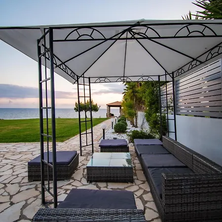 Sea-front Estate Navarino Baths Vromonérion