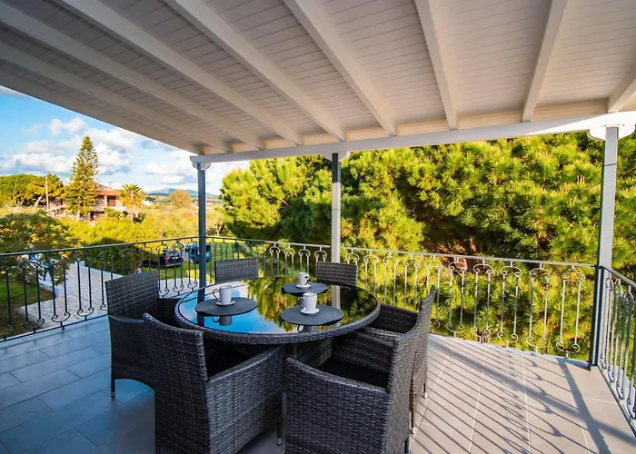 Sea-front Estate Navarino Baths Vromonérion