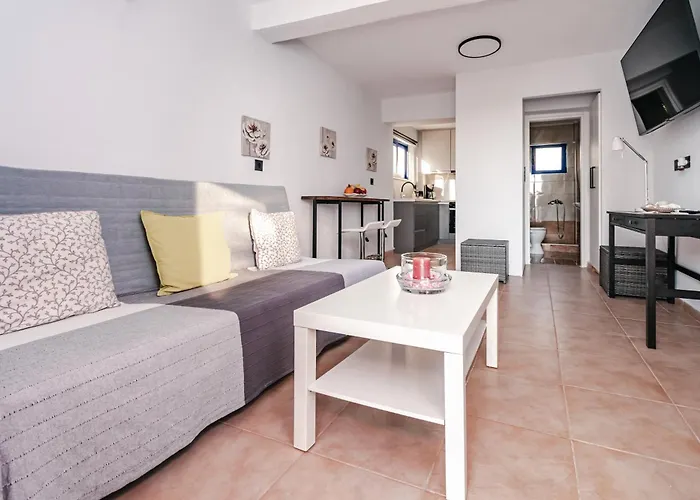 منزل ريفي Sea-front Estate Navarino Baths