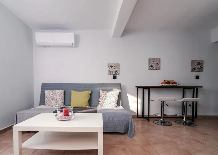 Sea-front Estate Navarino Baths Vromonérion