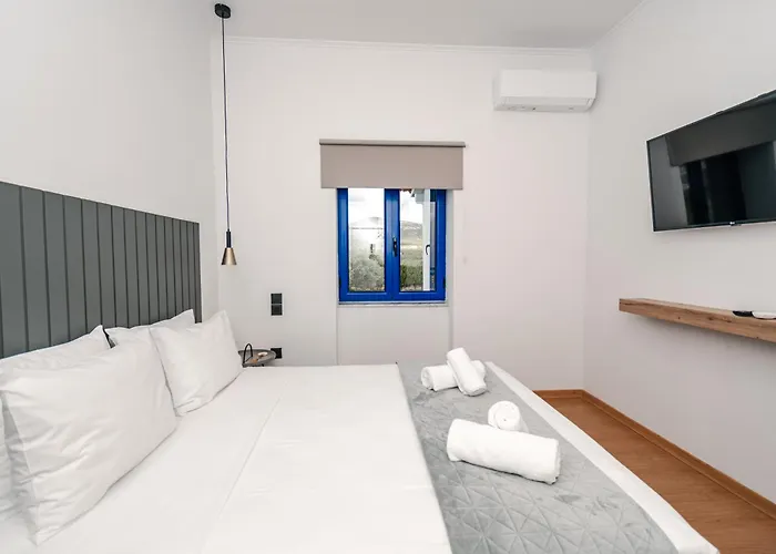 Sea-front Estate Navarino Baths Landhuis