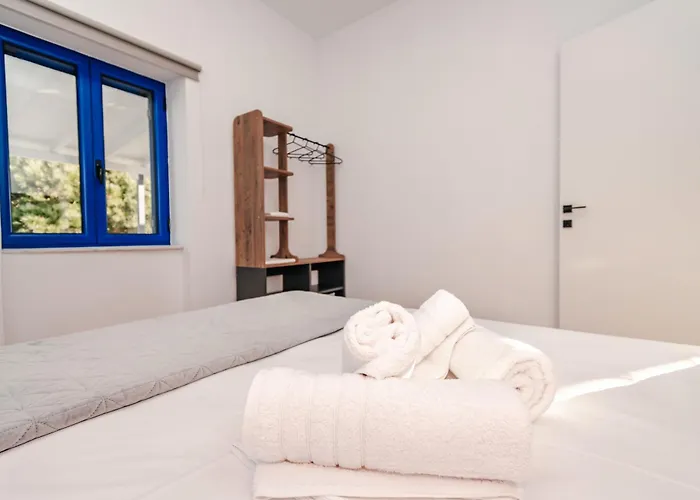 Sea-front Estate Navarino Baths * Vromonérion