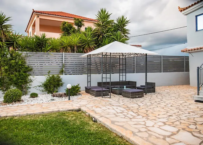 Sea-front Estate Navarino Baths * Vromonérion